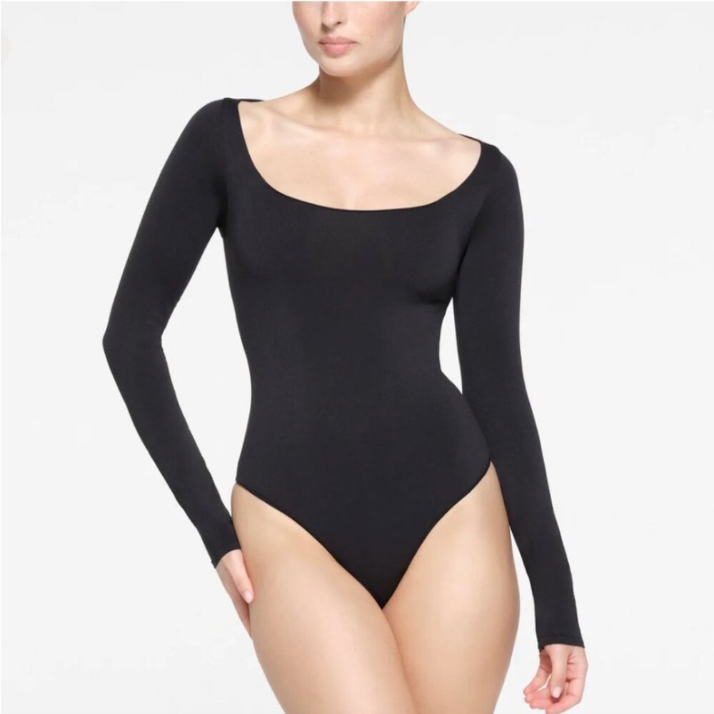 Skims‎ ESSENTIAL LONG SLEEVE SCOOP NECK BODYSUIT Onyx Nwt Size S/M